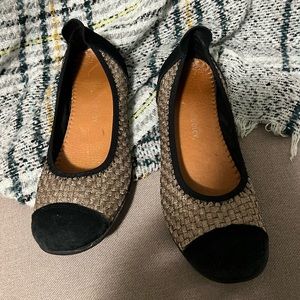 Bernie Mev gold and black stretch flats size 8